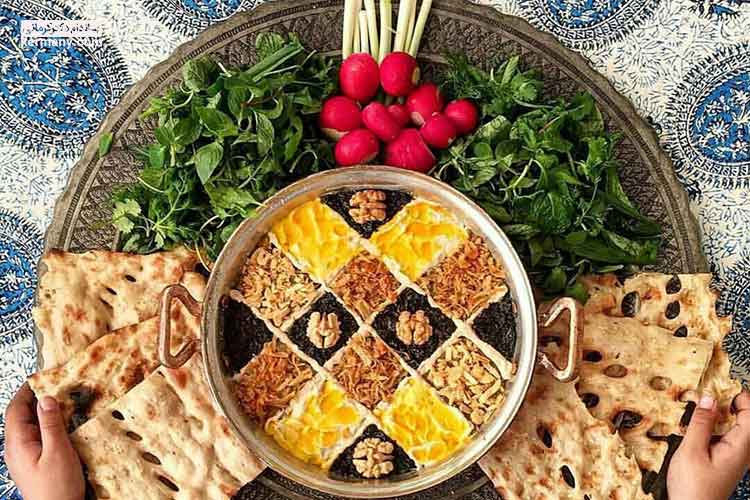 کشک کدو یک غذای خوشمزه با مواد ساده و متنوع است. برای تهیه این غذا، ابتدا کدو ها را می‌شوییم و پوست آن‌ها را جدا کرده و به صورت ورقه‌ای نازک برش می‌زنیم. سپس ورقه‌های کدو را در تابه با روغن مایع سرخ می‌کنیم. در تابه دیگری روغن را داغ کرده و پیاز و سیر رنده شده را تفت می‌دهیم. سپس نمک، فلفل سیاه و زردچوبه اضافه کرده و ادویه‌ها را تفت می‌دهیم. به مرحله بعدی نعنا خشک را اضافه می‌کنیم و کدو‌ها را با گوشتکوب خرد می‌کنیم و به تابه اضافه می‌کنیم. سپس آب را به تابه اضافه کرده و کشک را به آب اضافه کرده و مخلوط می‌کنیم. نهایتاً غذا را با مغز گردو تزئین کرده و با نان سنگک تازه سرو می‌کنیم. کشک کدو آماده است، نوش جان!