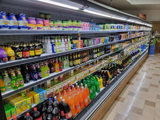 محیط داخلی ماندا مارکت با محصولات پرمصرف در لیست بهترین سوپرمارکت کرمان