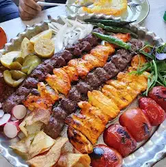فضای باز رستوران الماس کویر در بزرگراه هفتباغ علوی