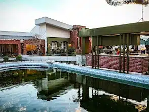فضای رستوران میثم خان کرمان برای دورهمی خانوادگی